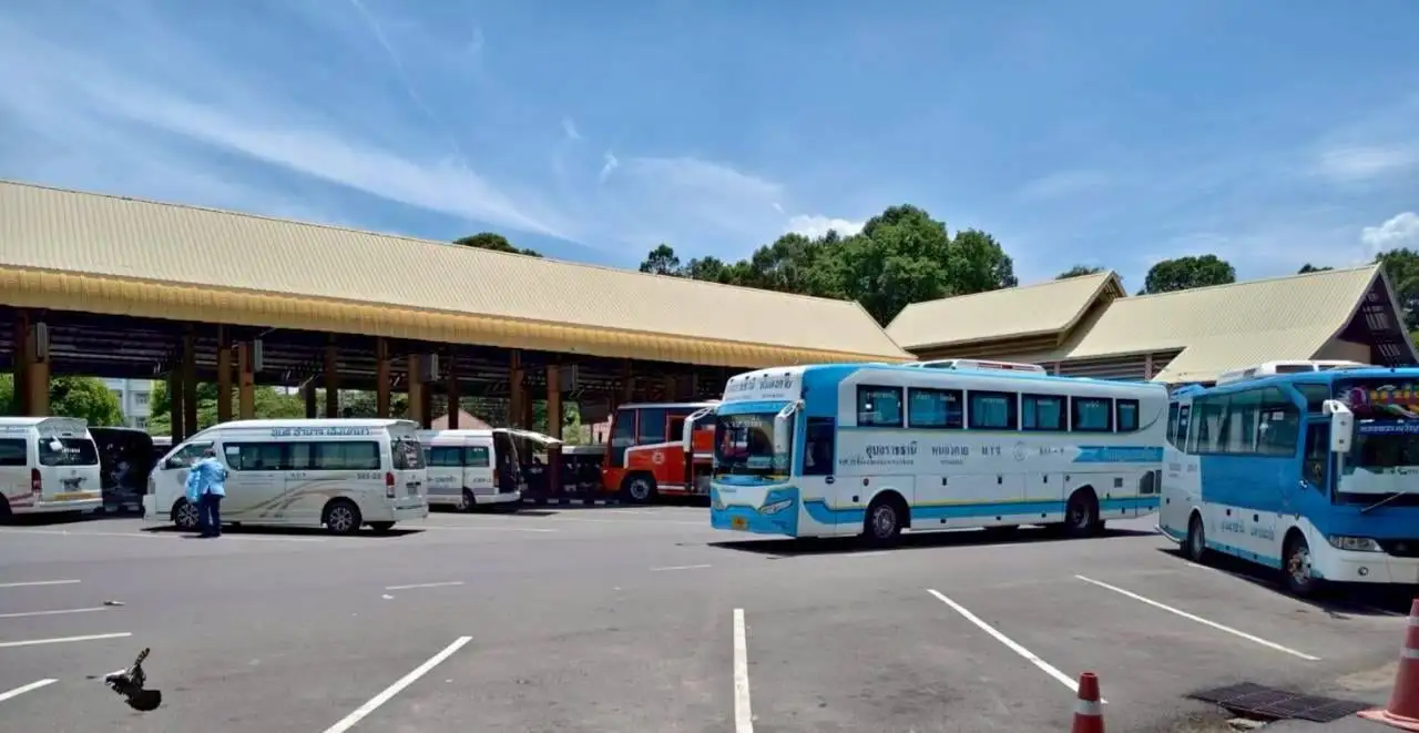 รถโดยสารและรถตู้ประจำทางที่สถานีขนส่งจังหวัดอุบลราชธานี