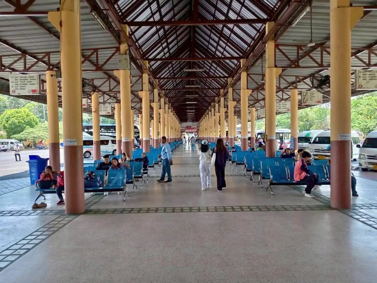 โถงพักคอยผู้โดยสารภายในสถานีขนส่งอุบลราชธานี