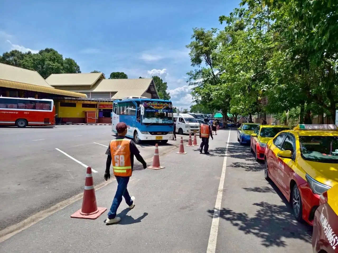 แท็กซี่อุบลจอดรอผู้โดยสารที่สถานีขนส่งผู้โดยสารจังหวัดอุบลราชธานี