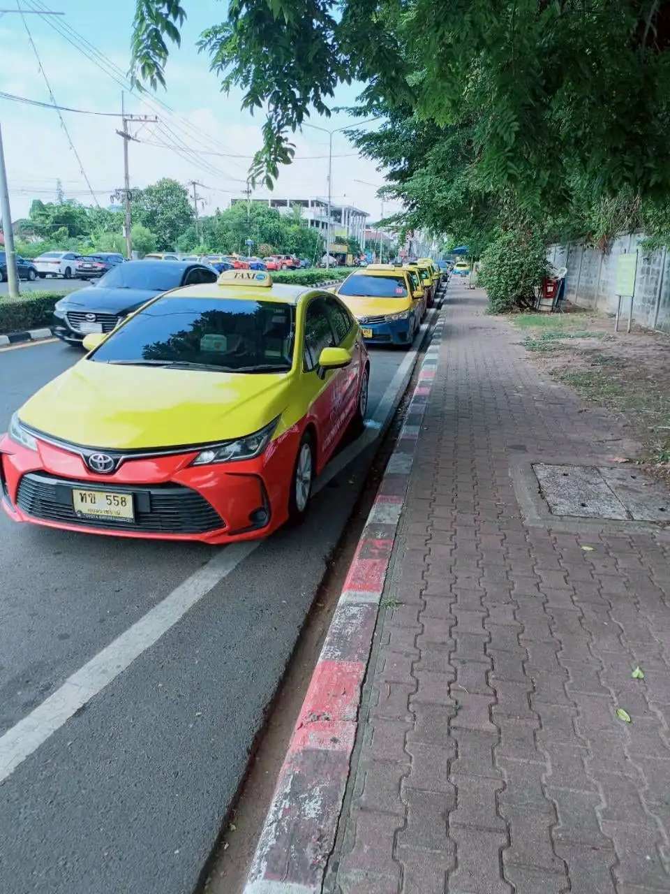 แท็กซี่อุบลเรียงคิวรอผู้โดยสารขาเข้าที่สนามบินอุบลราชธานี