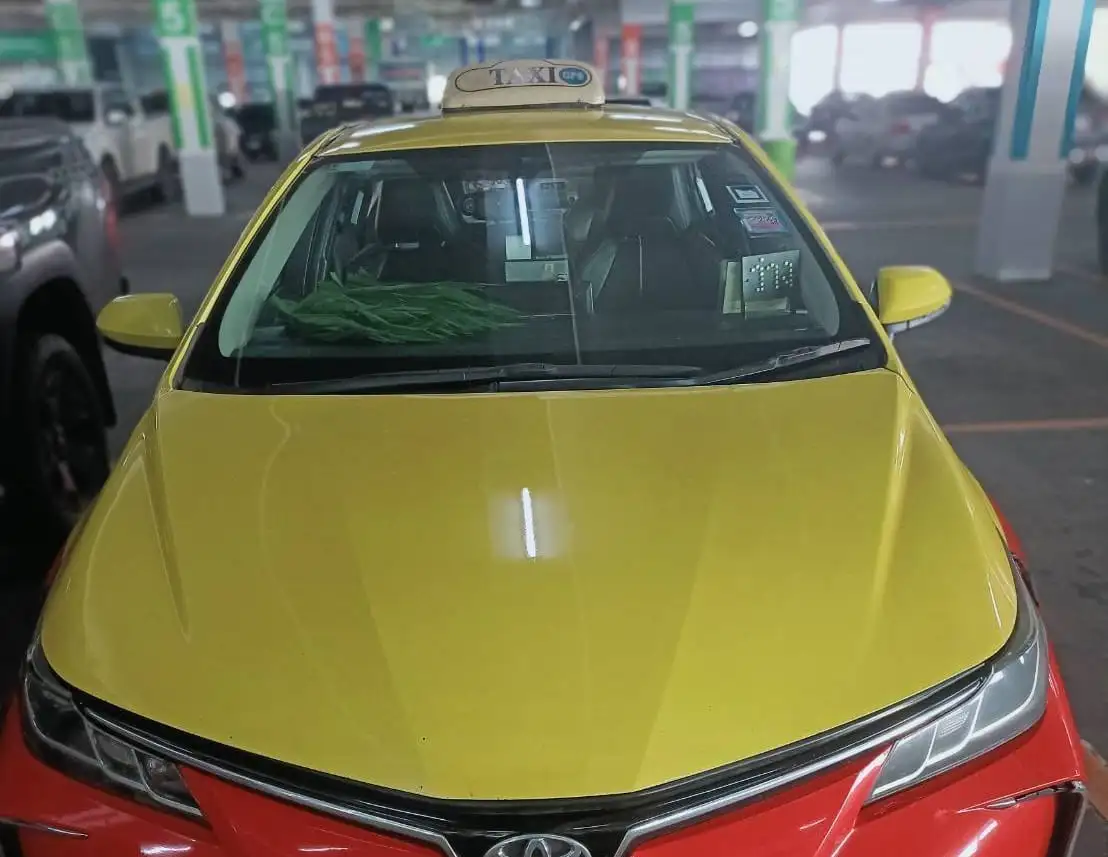 แท็กซี่อุบลรถเก๋ง 4 ที่นั่ง สีเหลือง-แดง ติดป้าย TAXI GPS บนหลังคา